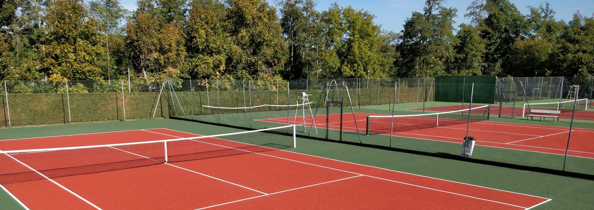 Les installations du Tennis Club Issois : les courts, le club-house et les joueurs.
