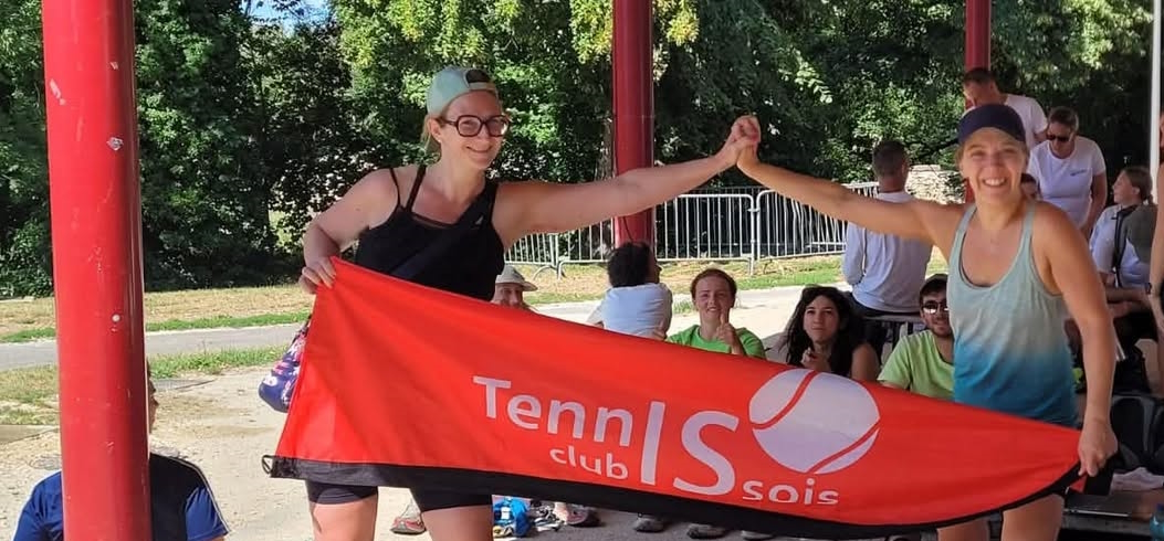 Panneaux des partenaires autour des courts du Tennis Club Issois.
