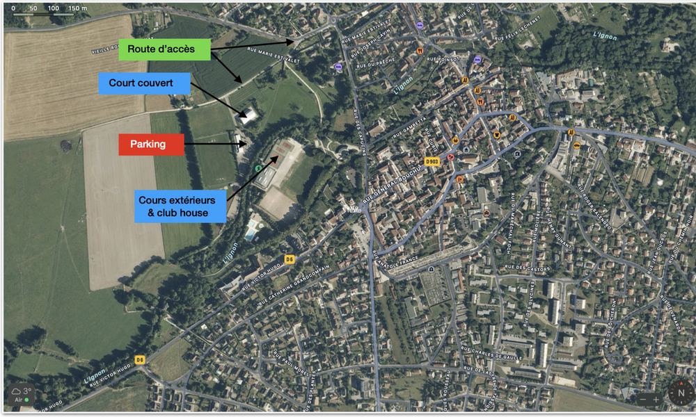 Vue aérienne d'Is-sur-Tille et des installations du club, à l'ouest du bourg le long de l'Ignon : la route d'accès, le court couvert, le parking, les courts extérieurs et le club-house y sont repérés.